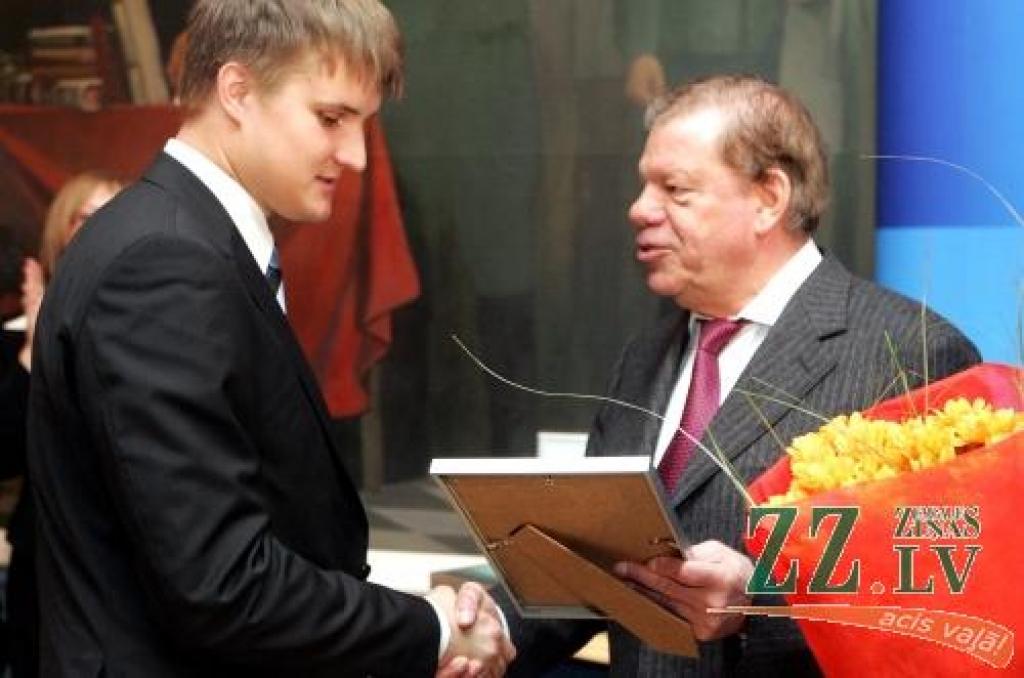 Jāni Kūku ar iegūto «Grindex» fonda stipendiju sveic fonda valdes priekšsēdētājs Kirovs Lipmans.
Autors: No pasākuma organizatoru arhīva.