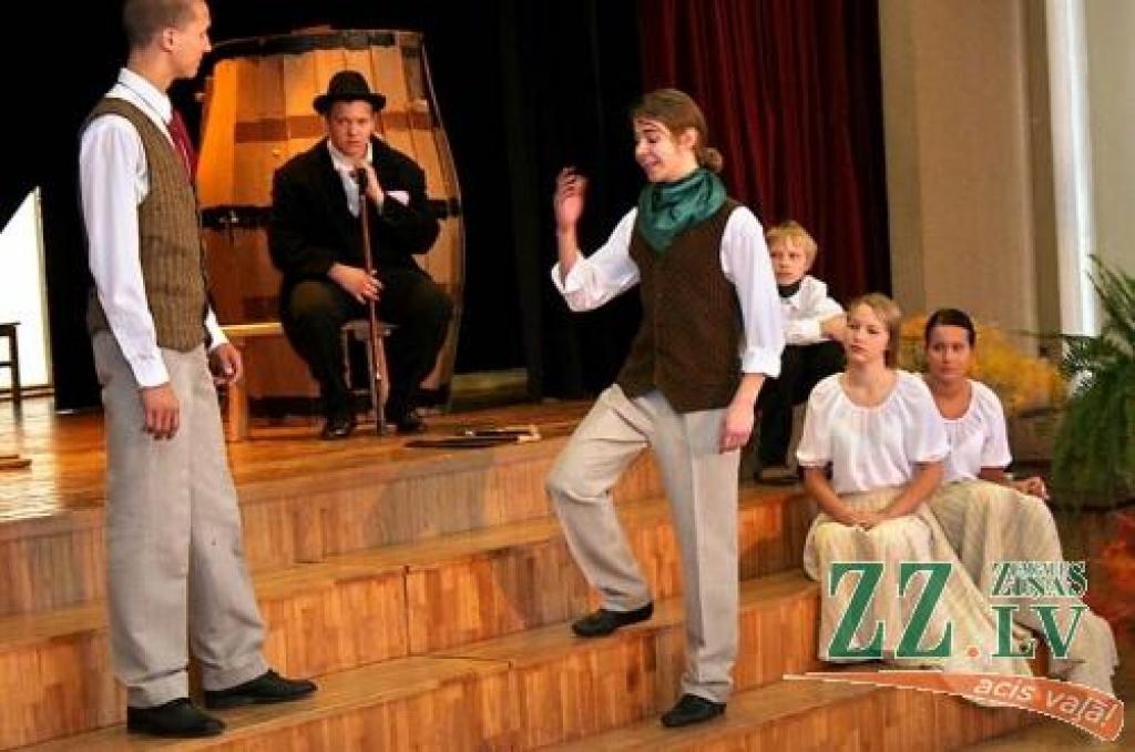 Spīdolas ģimnāzijas audzēkņi izrāda iestudējumu no Ā.Alunāna operetes «Mucenieks un muceniece» fragmentiem. 
Autors: Agris Samcovs.