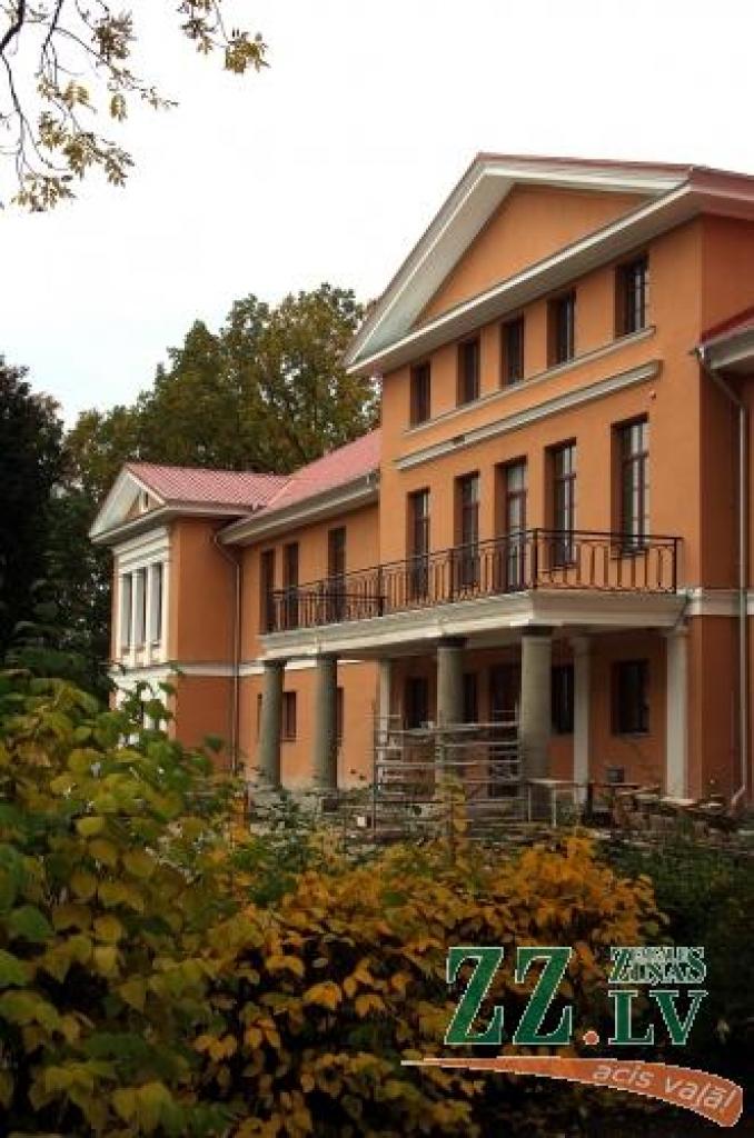 Lielplatones pamatskolas ēka - muižas pils ieguvusi jaunu elpu.
Autors: Krišjānis Grantiņš.