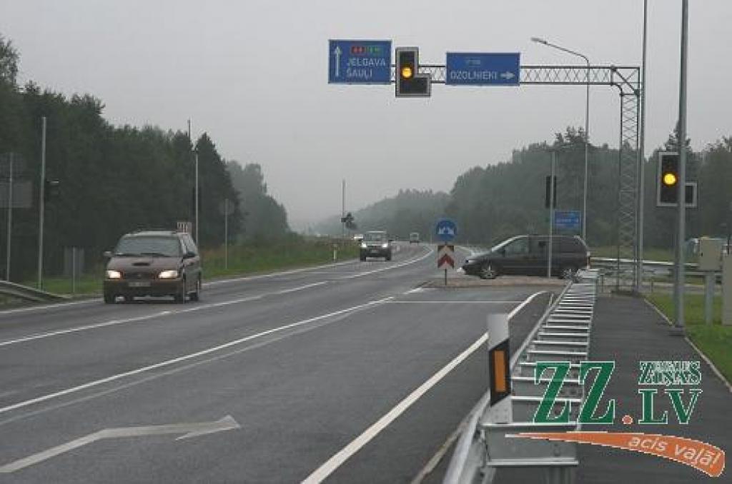 Pēc dažiem negadījumiem, kuros «nonests» drošības saliņas apzīmējums un ceļa zīme, speciālisti nolēmuši attiecīgajā vietā veidot «trepi».
Autors: No «Ziņu» arhīva.