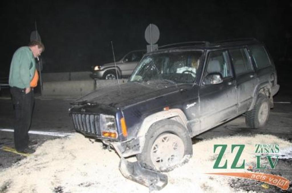 Autovadītājs šķiet nedaudz pārsteigts par to, kas noticis ar viņa tikko kā stūrēto apvidus auto.
Autors: Inga Karlinska.