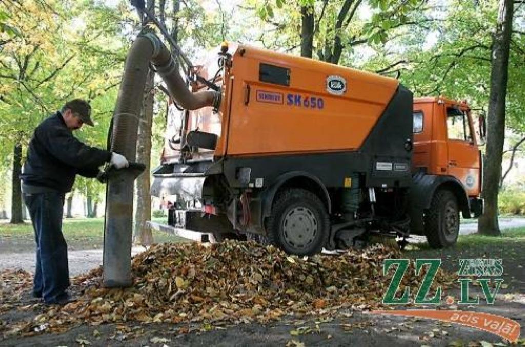 Daļu biruma savāc tā saucamais putekļu sūcējs, kas gan tīra ielas, gan uzslauka lapas.
Autors: Agris Samcovs.