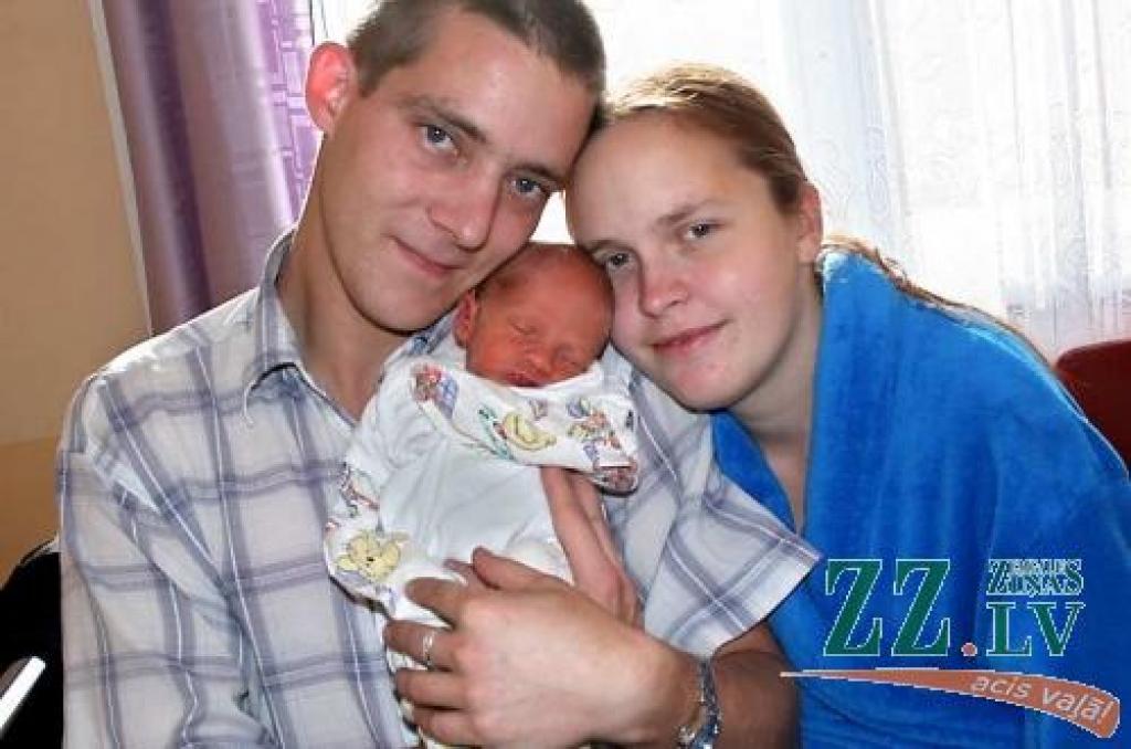 Laura Bikava un Kaspars Pelčers ar dēliņu Adrianu.
Autors: Agris Samcovs.