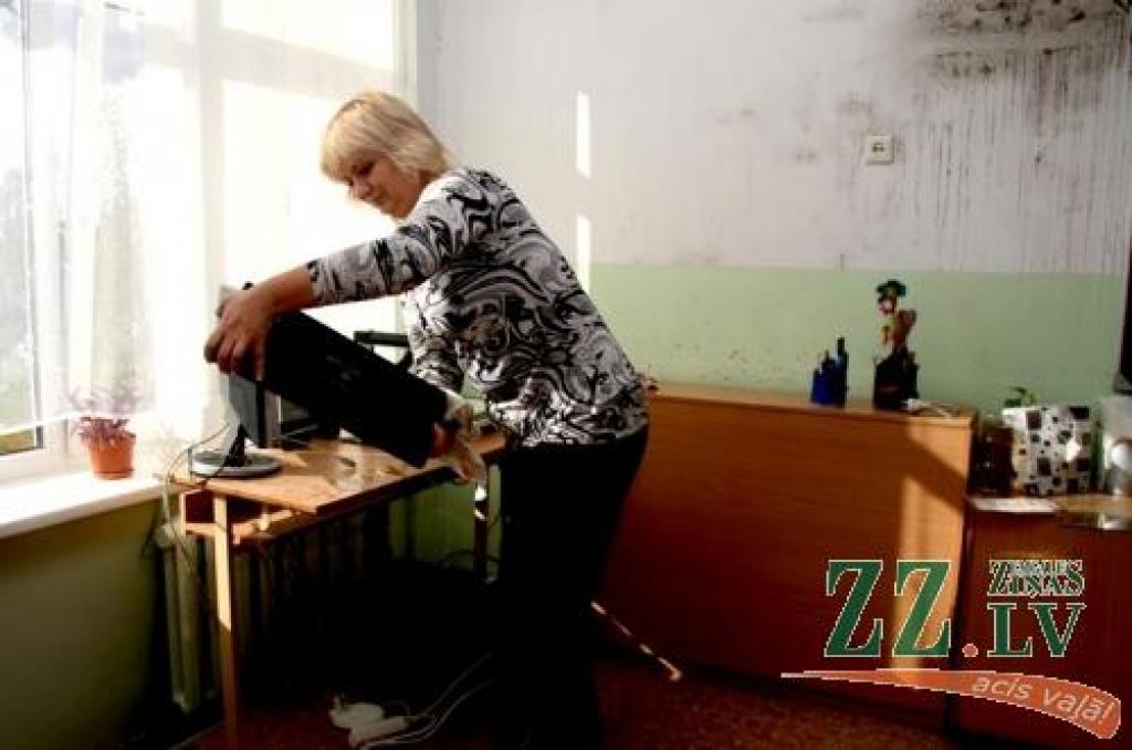Matemātikas skolotāja Valentīna Vanaga izlej ūdeni no datora klaviatūras...
Autors: Inga Karlinska.