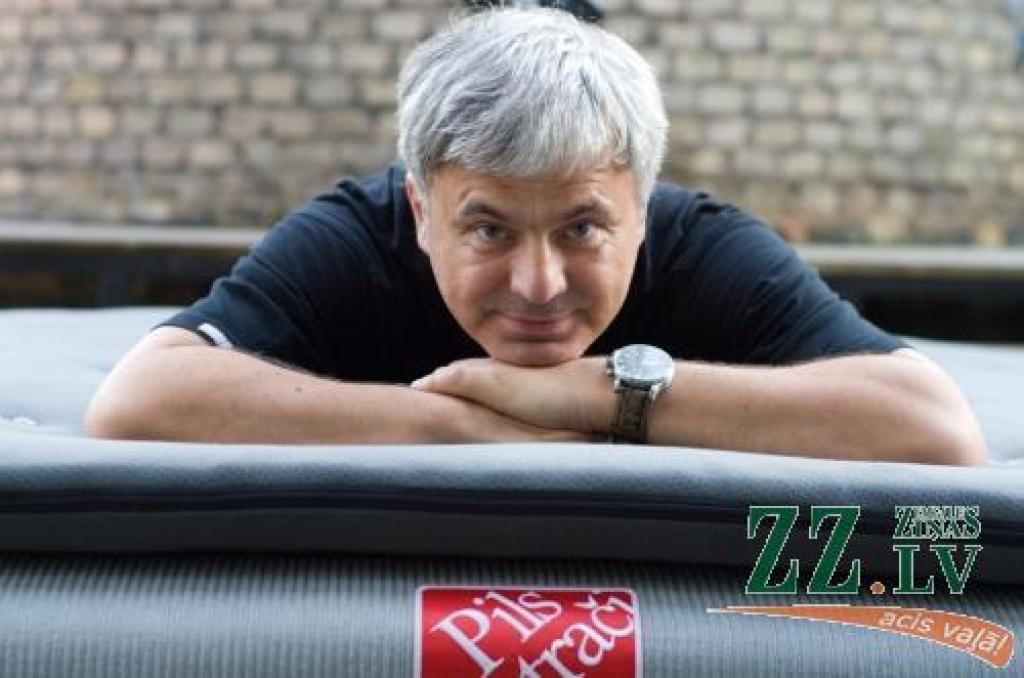 «Veiksme ir, kad apkārtējie ir laimīgi no tavas darbības un pats vari baudīt tās augļus. Laimīga ģimene, darbinieki, bankas un klienti!» teic uzņēmuma «Nakts Mēbeles» vadītājs Juris Griķis.
Autors: No personīgā arhīva.