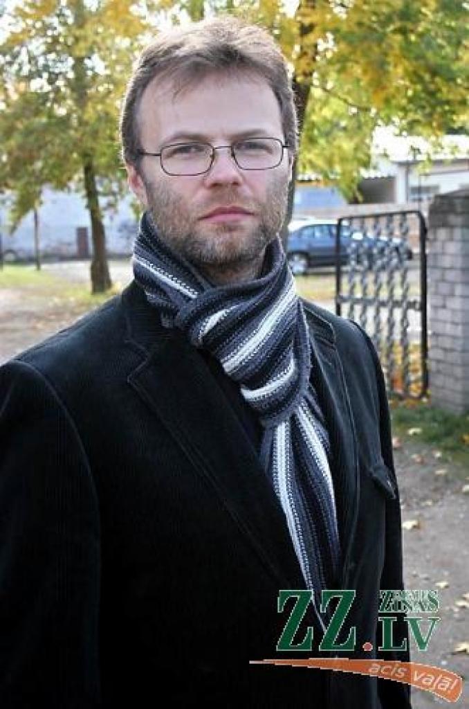 1968.gadā dzimušajam Andrim Kuduram ir bakalaura grāds sporta pedagoģijā un jurisprudencē, tāpat viņam ir B kategorijas hokeja trenera sertifikāts.
Autors: Agris Samcovs.