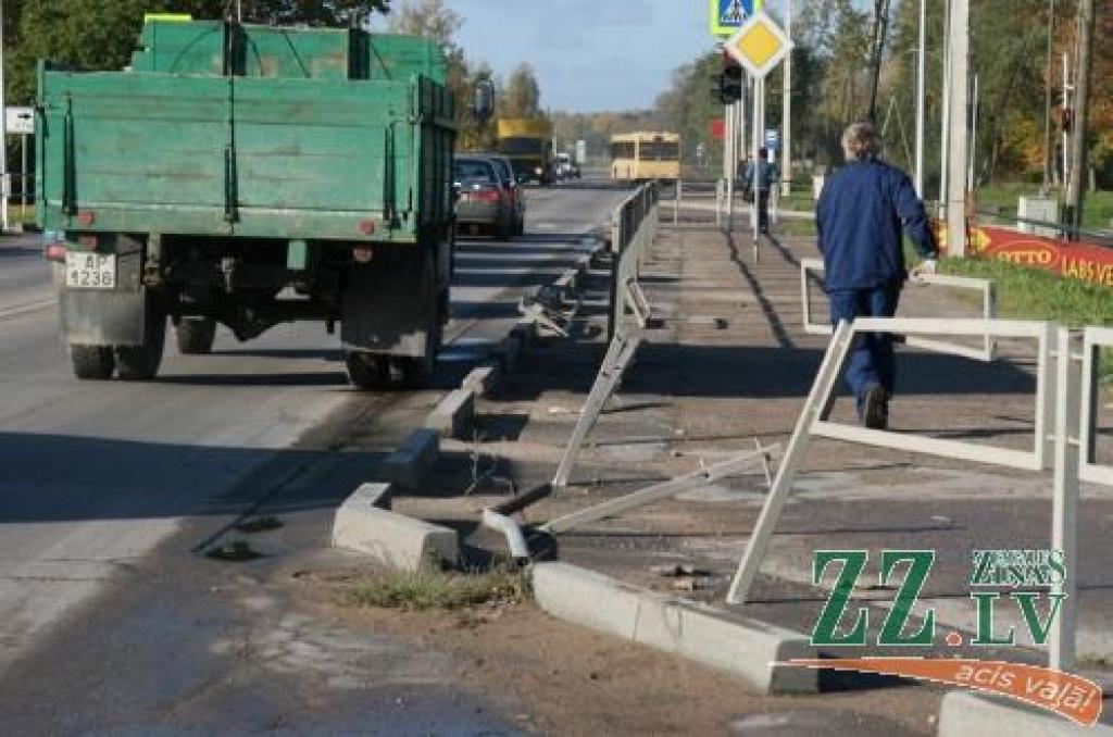 Dobeles šosejā ar automašīnas vadību galā netika kāds 18 gadus vecs jaunietis...
Autors: Inga Karlinska.