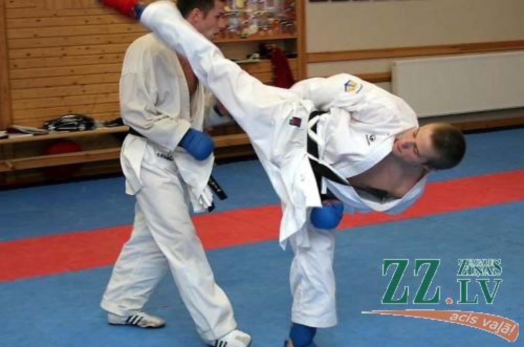 Kalvja Kalniņa treniņš kopā ar pasaules vicečempionu karatē pieaugušajiem un pasaules čempionu junioriem no Ungārijas Adamu Kovaču.
Autors: Agris Samcovs.