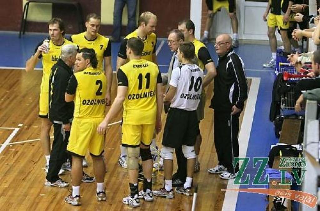 Spēles taktiku ar spēlētājiem apspriež treneris Jurijs Deveikus.
Autors: Agris Samcovs.