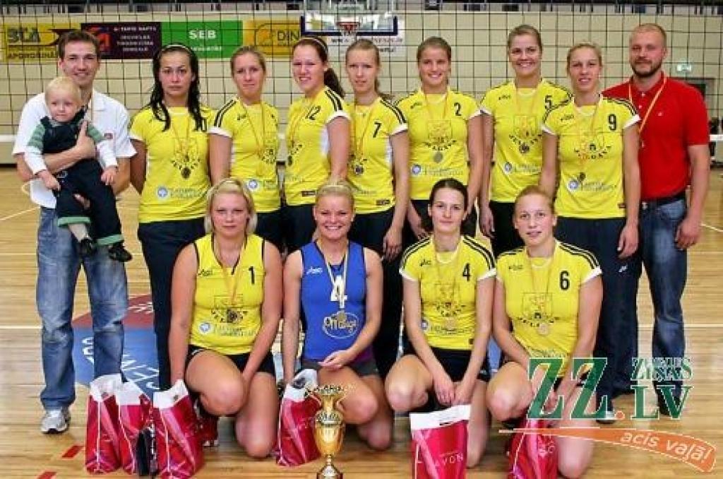Jelgavas domes kausa izcīņā volejbolā sievietēm galveno trofeju pārliecinoši izcīnījusi komanda «LU/Jelgava». Zilajā krekliņā - viena no komandas labākajām spēlētājām, libero Anete Jermuša.
Autors: Agris Samcovs. 