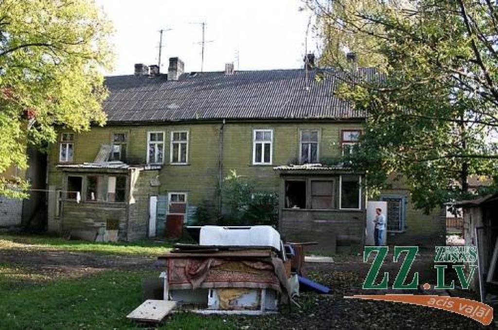 Ēkas atjaunošanai atvēlētas 100 dienas, tā kā jau nākamā gada pašā sākumā, domājams, tās iemītnieki dzīvos krietni vien labākā mājā nekā līdz šim.
Autors: Agris Samcovs. 