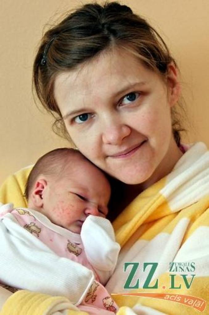Gundega Rjabova ar pirmdzimto meitiņu Annu.
Autors: Agris Samcovs.