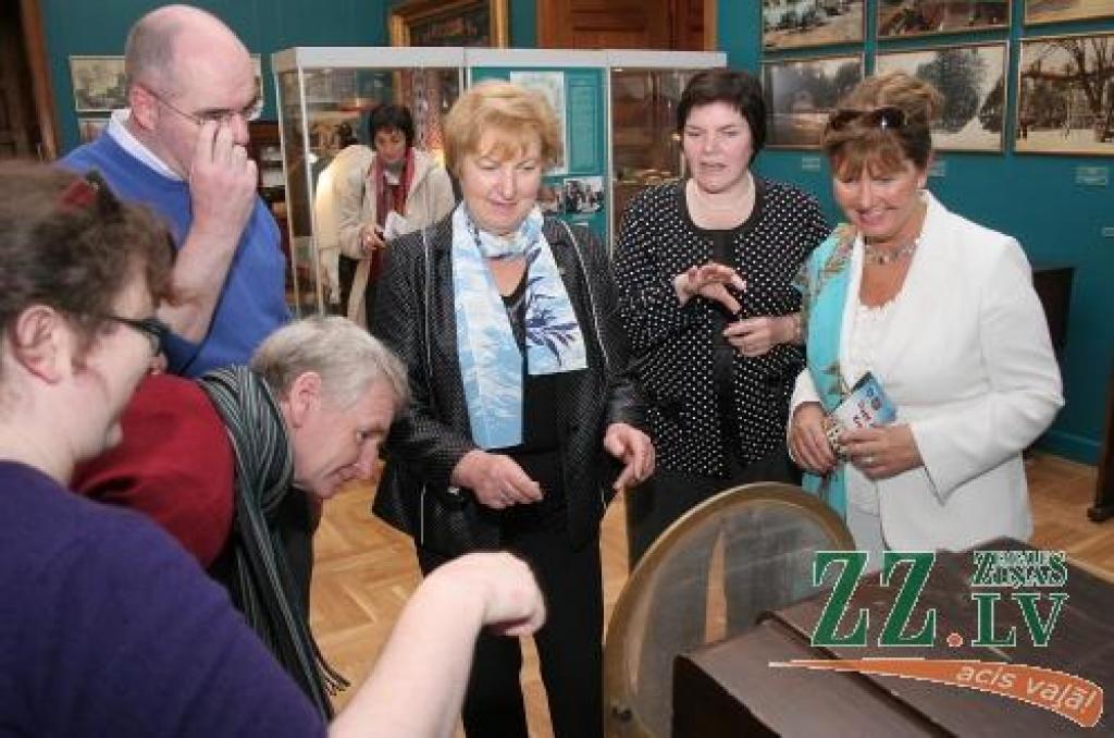 Jelgavas muzejā viesi ar interesi aplūkoja ekspozīciju par vēsturisko Jelgavu. Mērija Reinoldsa (no labās) pastāstīja, ka pazīst daudzus Īrijā dzīvojošos latviešus, tādēļ radusies interese par latviešu kultūru.
Autors: Agris Samcovs.