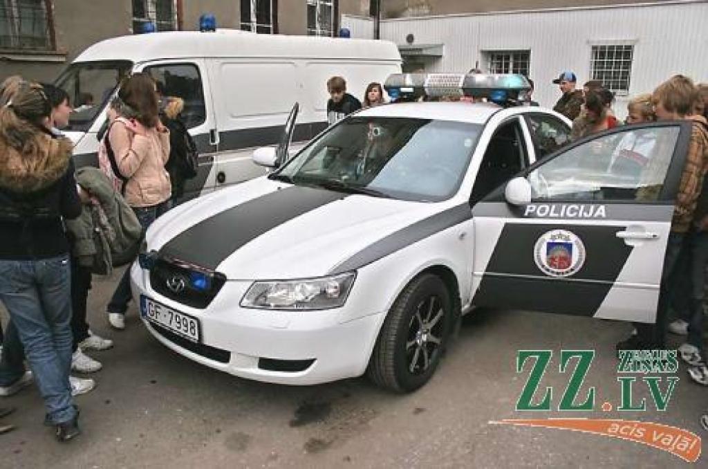 Skolēnu interesi allaž izraisa auto ar zilajām bākugunīm...
Autors: No «Ziņu» arhīva.