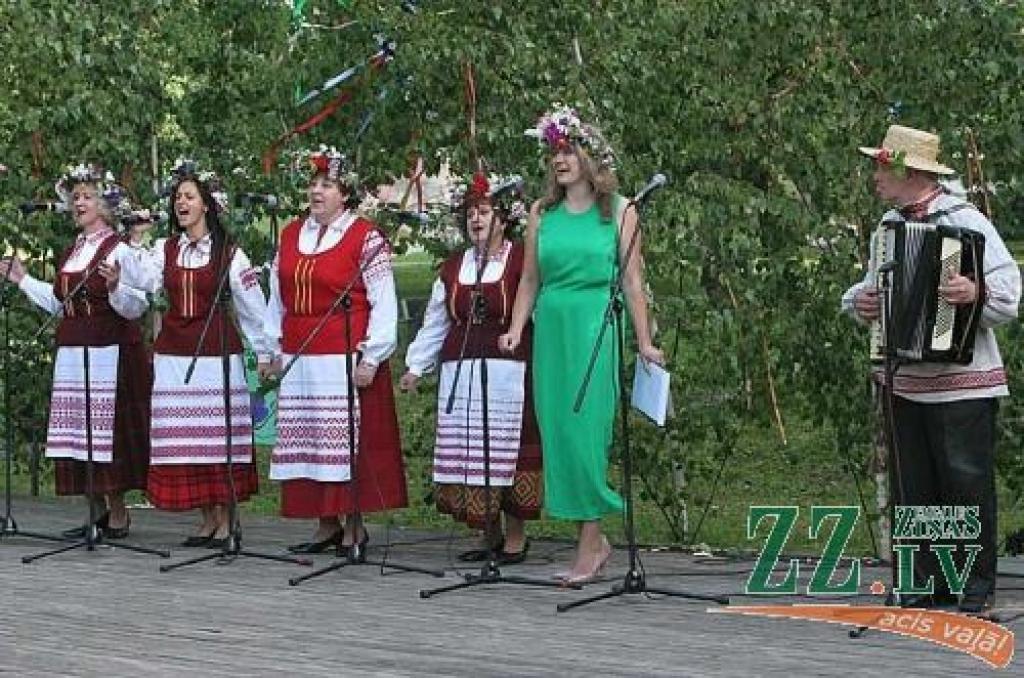 Jelgavas baltkrievu biedrības «Ļanok» ansamblis aizvadītās vasaras slāvu saulgriežu svētku «Kupalle» pasākumā.
Autors: No «Ziņu» arhīva.