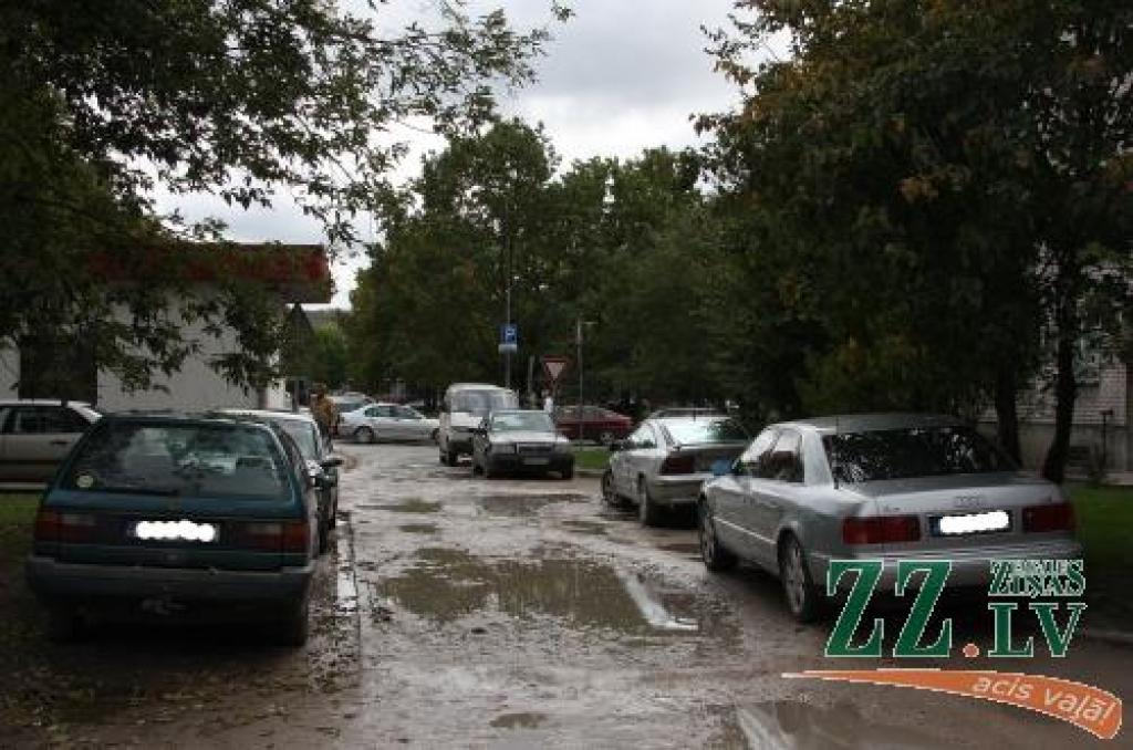Ja pie daudzdzīvokļu mājas mašīnu novietošanai speciāli ierīkoti laukumi vai asfaltēti segumi, uz tiem automašīnas var atstāt. Pašvaldības policijā gan uzsver, ka galvenais nosacījums ir, lai garām var tikt operatīvais transports. 
Autors: Krišjānis Grantiņš.