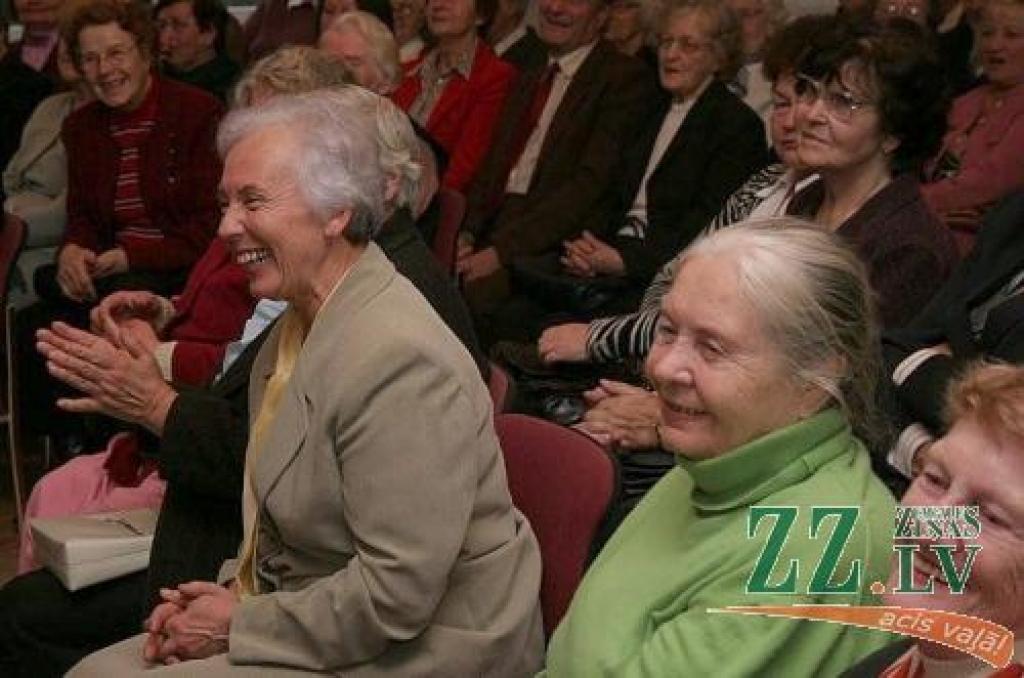 Uz skatuves notiekošais patiešām spēj uzjautrināt. Centrā - Jelgavas Pensionāru biedrības vadītāja Marija Kolneja.
Autors: Agris Samcovs.
