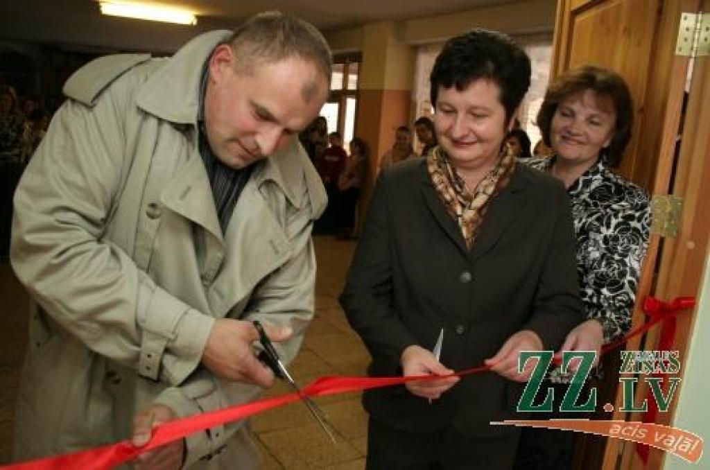 Svinīgais atklāšanas brīdis – lentu pārgriež Kalnciema pilsētas domes priekšsēdētāja Aija Tračuma (centrā), SIA «LATA CMD» darbu vadītājs Uldis Rende un  Kalnciema pilsētas vidusskolas direktore Anita Klupša. 
Autors: Agris Samcovs. 