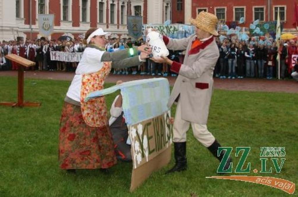 Lielās balvas ieguvēji – Tehniskās fakultātes studenti – demonstrē ekoloģiski tīru dzīvošanu. 
Autors: Inga Karlinska.