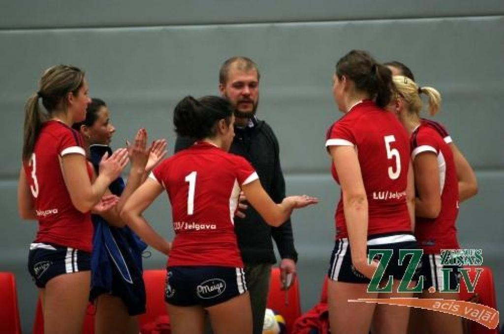 Atskats pagājušajā sezonā  – spēles taktiku ar meitenēm starplaikā pārrunā treneris Jānis Leitis.
Autors: No «Ziņu» arhīva.