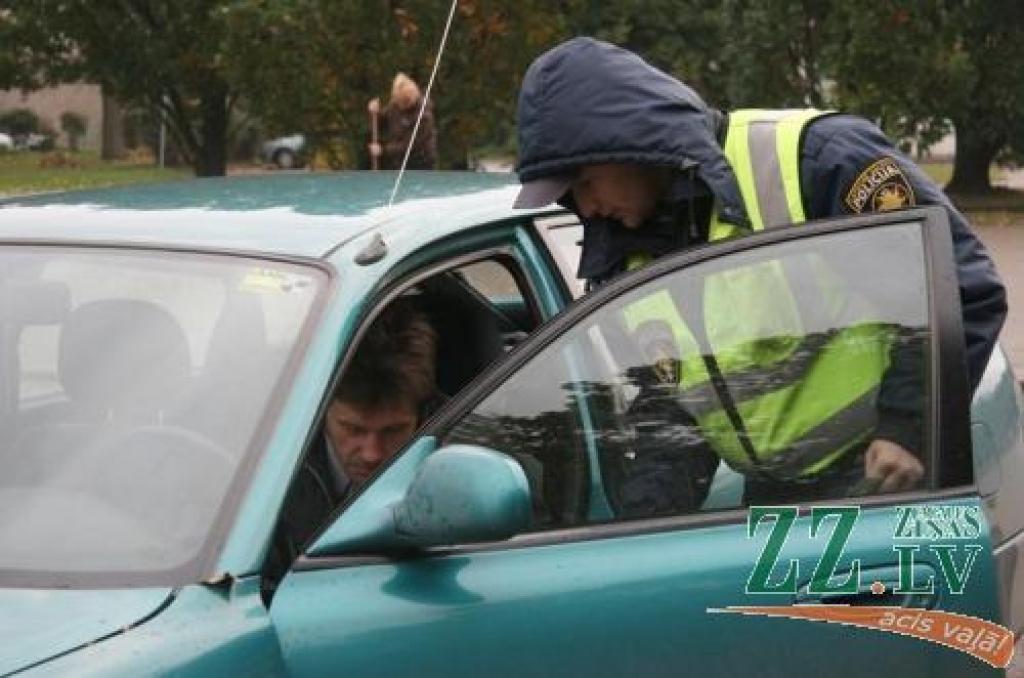 Konstatējot, ka drošības josta nav izmantota pirmo reizi gada laikā, autovadītājam tiek izteikts brīdinājums.
Autors: Inga Karlinska.