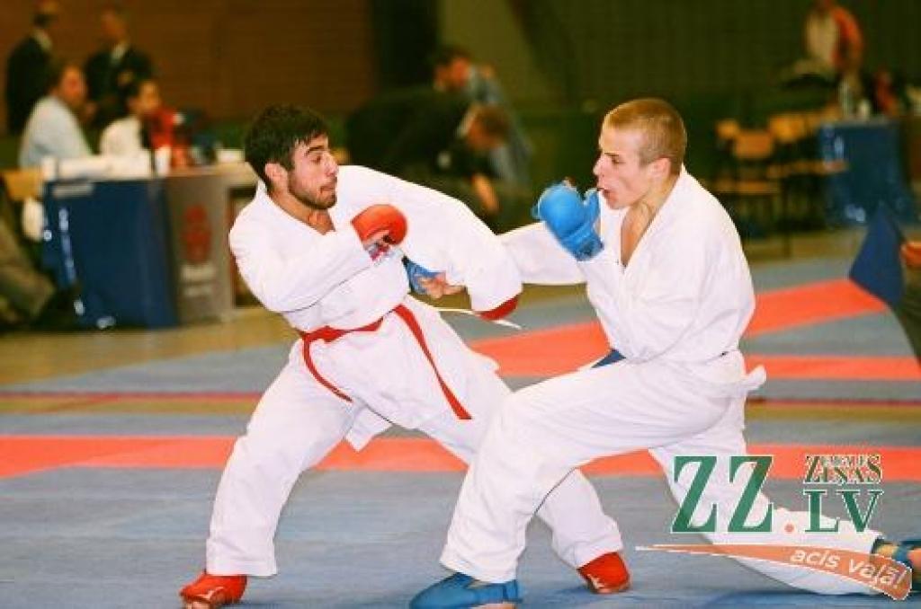 Kalvis Kalniņš (no labās) cīņā pret titulēto Itālijas pārstāvi Frančesko Ortu.
Autors: No Andra Vasiļjeva personīgā arhīva. 