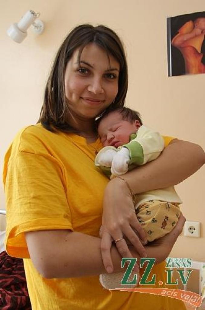 Maija Priede ar jaundzimušo meitiņu.
Autors: Krišjānis Grantiņš.