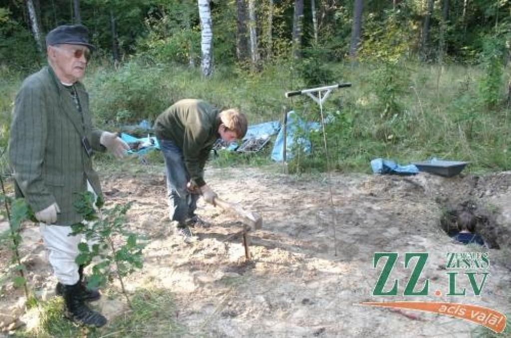 «Sākumā bija aizdomas, ka šeit apbedīti tikai atsevišķi karavīri, taču izrādās, ka te ir bijusi lielāka, līdz šim nezināma frontes kapsēta,» spriež Aldis Egils Hartmanis.  
Autors: Agris Samcovs. 