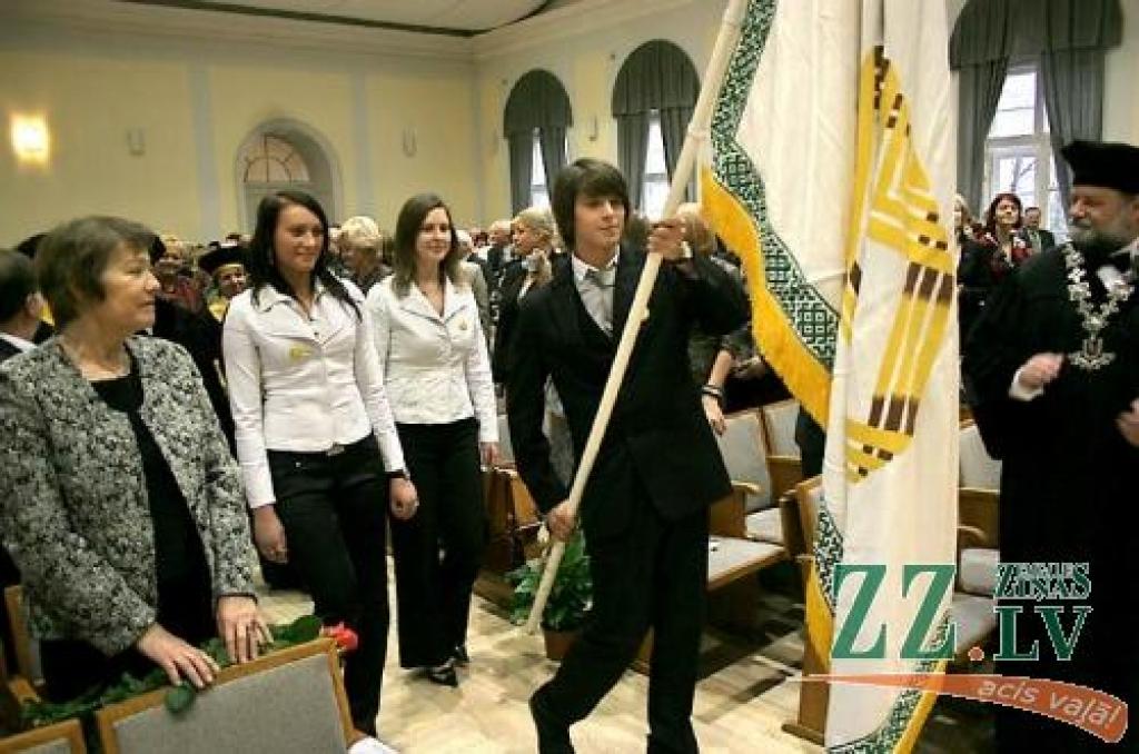 Zālē tiek svinīgi ienests gaviļnieces karogs. 
Autors: Agris Samcovs.