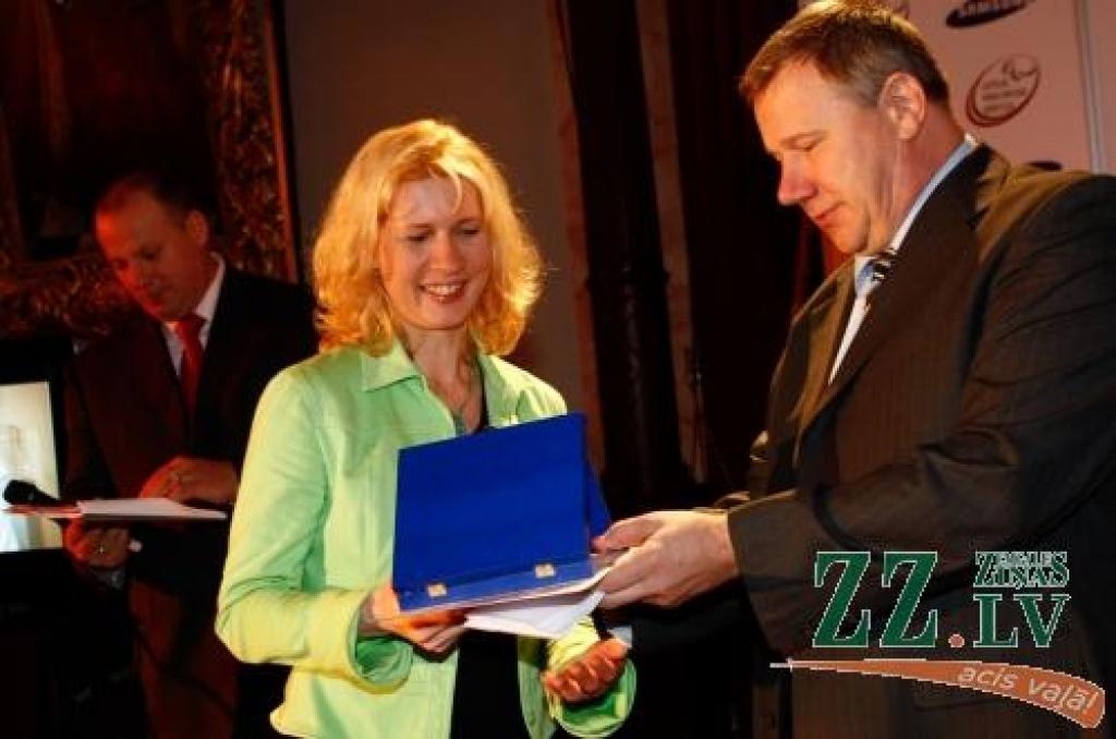 Balvu saņem ilggadēja kluba «Cerība» līdzgaitniece, Latvijas Bērnu un jauniešu invalīdu sporta federācijas priekšsēdētāja Aija Kļaviņa. 
Autors: Aivars Liepiņš, «Diena» 