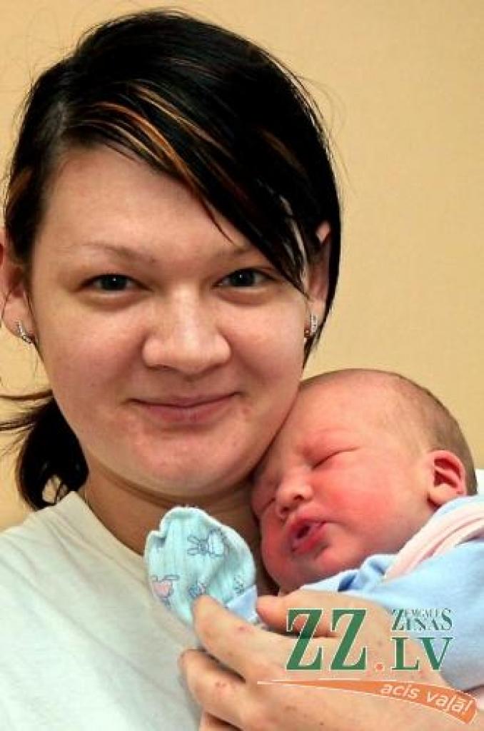 Eleonora Gudkova ar jaundzimušo dēlu Raimondu.
Autors: Agris Samcovs. 