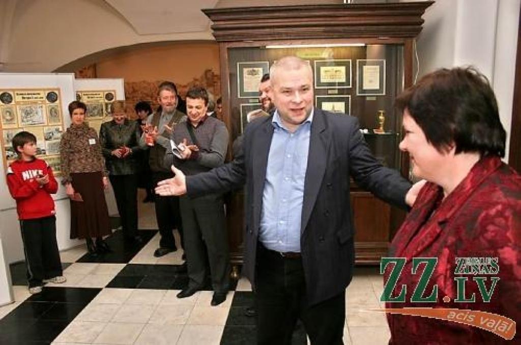 Klātesošos uzrunā izstādes iniciators, Latvijas Krievu muzeja koordinators Igors Vatoļins. 
Autors: Agris Samcovs.