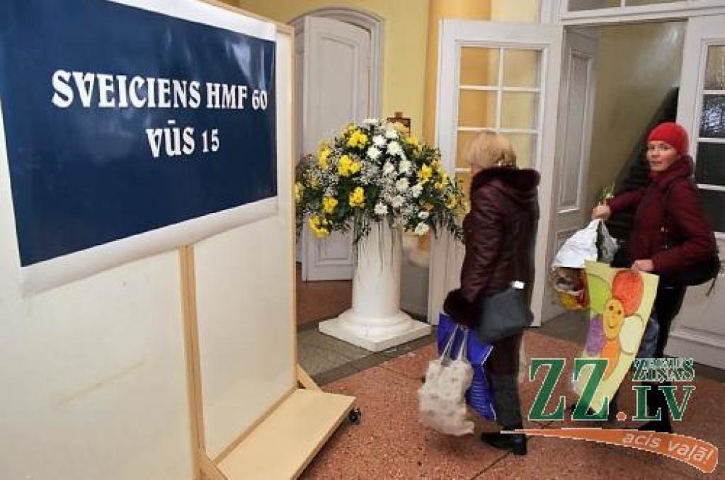 Latvijas Lauksaimniecības universitātes absolventi – inženieri  hidrotehniķi pasākumā atzīmē savas fakultātes un inženierzinātņu studiju programmas sešdesmit gadu jubileju. 
Autors: Agris Samcovs.