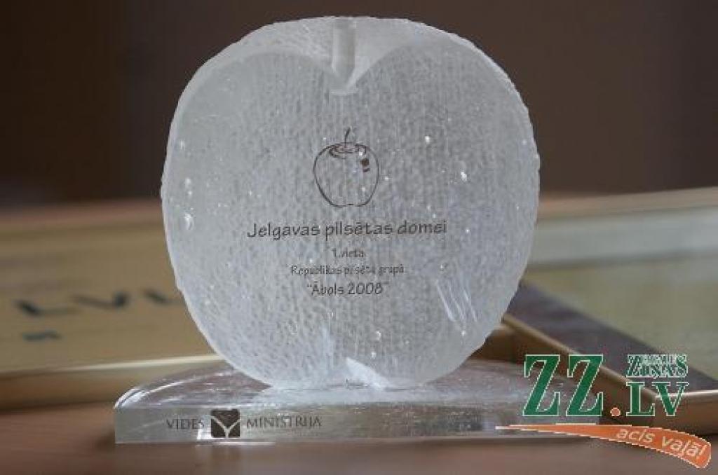 Jelgavas domei pasniegtā  Vides ministrijas gada balva «Ābols 2008».
Autors: Agris Samcovs. 