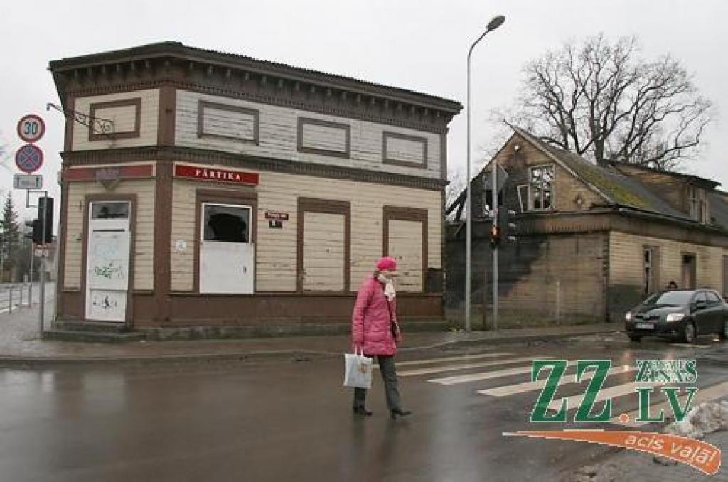 Laika zoba un cilvēku ļaunprātības vai neuzmanības skartais vēsturiskais piemineklis jau sen vairs nav objekts, kas spētu pievērst, piemēram, tūristu uzmanību...
Autors: Inga Karlinska.