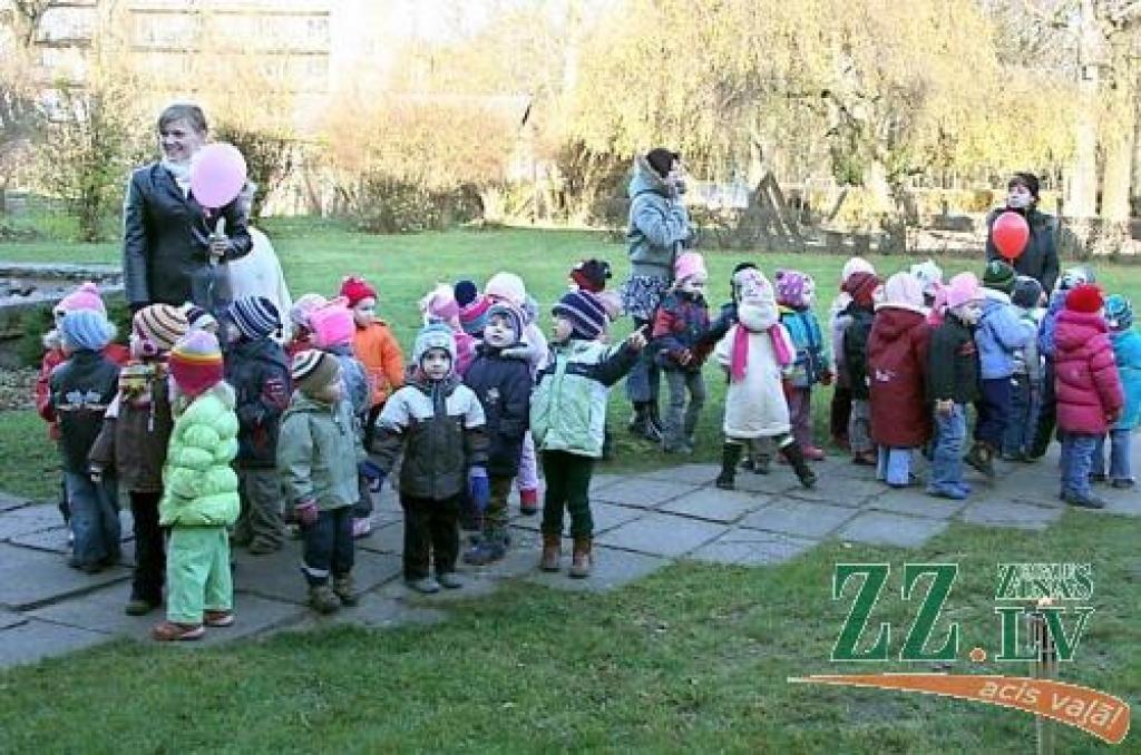 Kārtība pirmsskolas vecuma bērnu reģistrācijai un uzņemšanai pilsētas pašvaldības bērnudārzos un iestādēs no nākamā gada janvāra mainīsies, un priekšrocības tiks dotas pēc jauniem kritērijiem. 
Autors: No «Ziņu» arhīva.