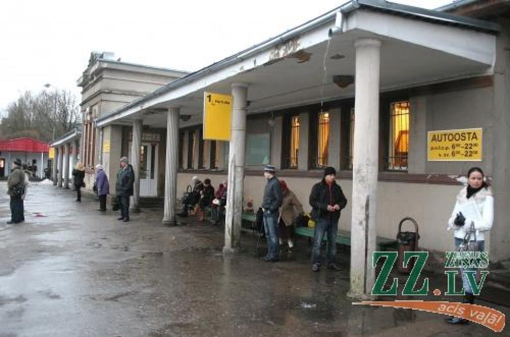 Jelgavas Autobusu parkam piederošajā autoostas ēkā pašreiz saimnieko pieci nomnieki, tostarp Rīgas Starptautiskā autoosta, kas nodarbojas ar sabiedriskā transporta biļešu realizāciju. 
Autors: Agris Samcovs.