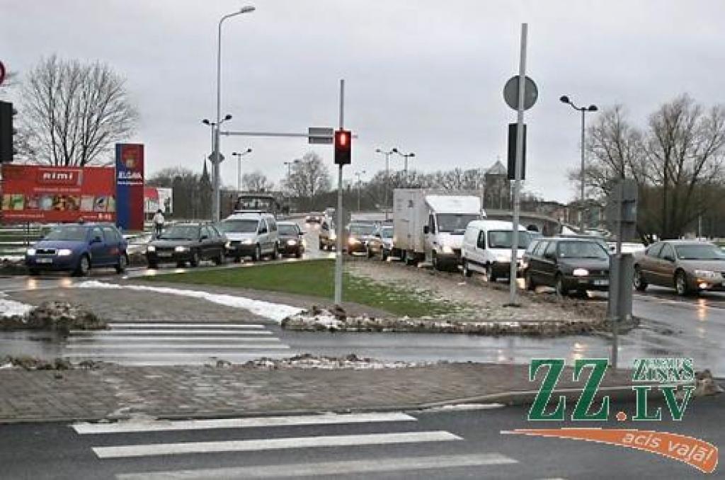 Pašlaik nereti vērojams, ka ielu sakārtošanā pietrūkst visaptverošu datu par  ceļu tīklu un citām ar satiksmes organizāciju un ielu uzturēšanu saistītām aktivitātēm. Piemēram, Rīgas ielas un Brīvības bulvāra krustojumā no rītiem un vakaros veidojas lieli sastrēgumi Rīgas virzienā. To iemesls – luksofora signāls galvenajā ielā pārāk ilgi aiztur satiksmes plūsmu, jo no Brīvības bulvāra izgriežas salīdzinoši maz mašīnu. «Pilsētsaimniecības» direktors Andrejs Baļčūns šo trūkumu un līdzīgu ķibeli Rīgas un Lāčplēša ielas krustojumā sola novērst jau tuvākajās dienās.
Autors: Agris Samcovs.