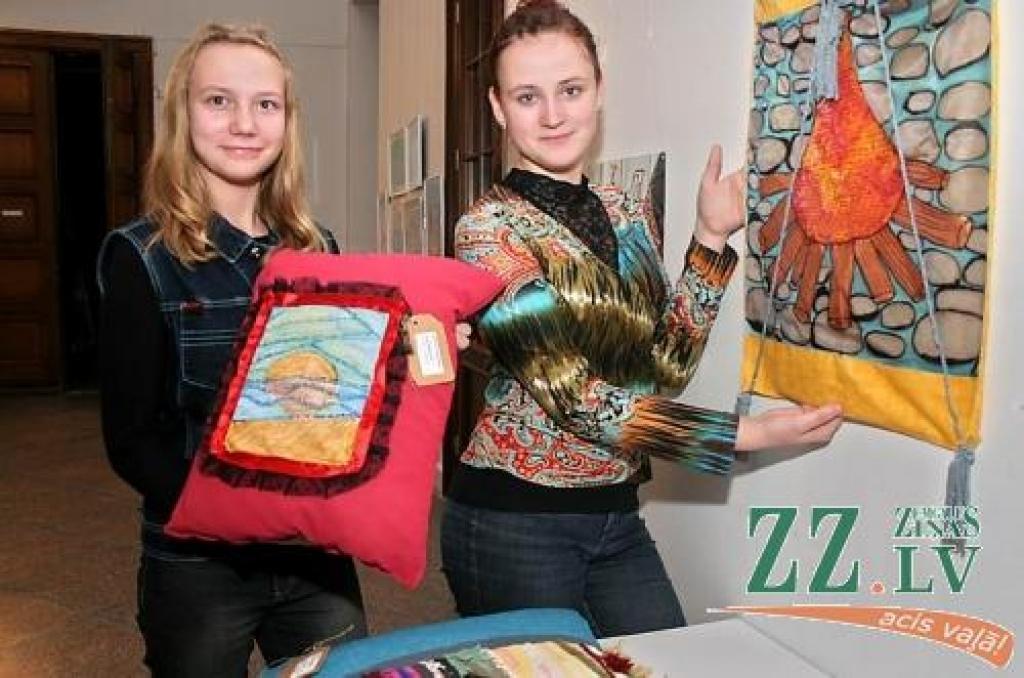 Spīdolas ģimnāzijas audzēknes Zane Grundmane un Enriketa Saņikova. 
Autors: Agris Samcovs.