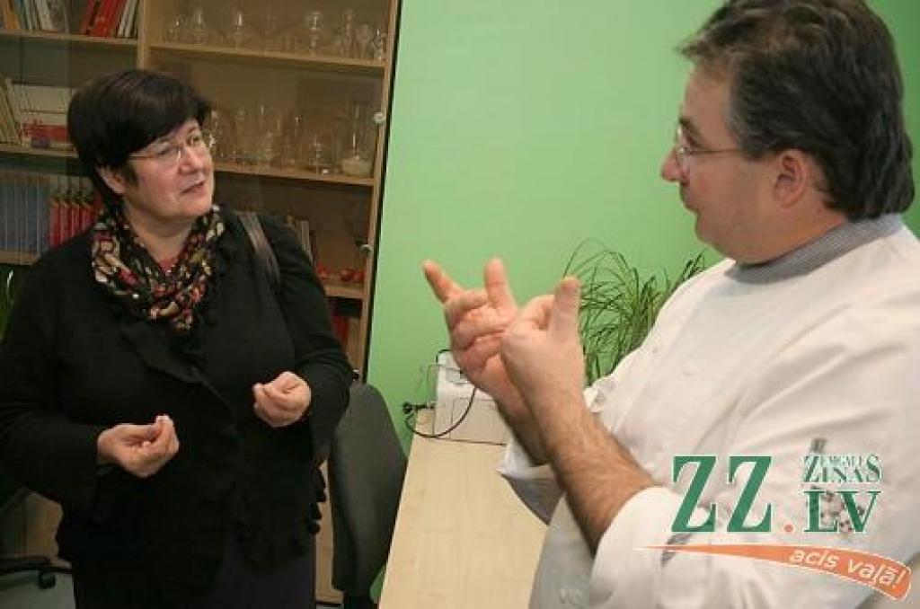 Francijas vēstniecības Latvijā atašejs izglītības un kultūras jautājumos Laurence Djevre ar Bruno Šaperonu apspriež Jelgavas Amatu vidusskolas audzēkņu, topošo pavāru un konditoru izglītošanu.
Autors: Agris Samcovs.