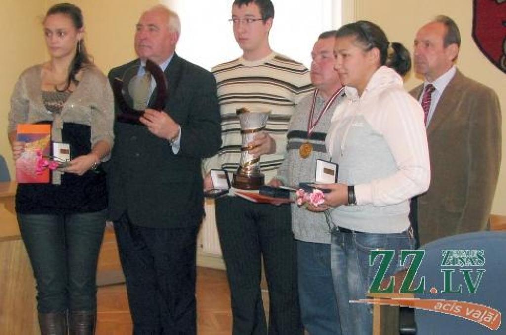 Oktobra sporta laureāti kopbildē ar pašvaldības izpilddirektoru Vili Ļevčenoku un Sporta servisa centra metodiķi Valdi Ilmeru.
Autors: Agris Samcovs. 