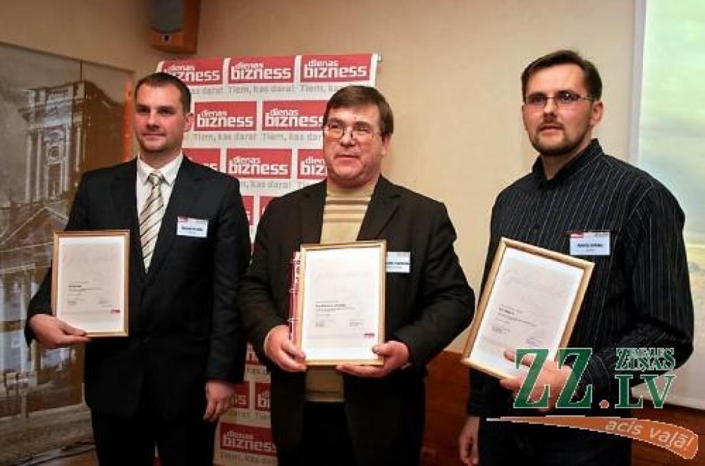 Apliecinājumu par izvirzīšanu «Gazele Zemgalē» otrdienas ceremonijā saņēma SIA «Karuss» valdes priekšsēdētājs Kaspars Kazāks (no kreisās), SIA «Mītavas celtnieks» valdes priekšsēdētājs Aleksandrs Vaščenko un SIA «Aleja D» valdes priekšsēdētājs Andris Drēska. 
Autors: Agris Samcovs.
