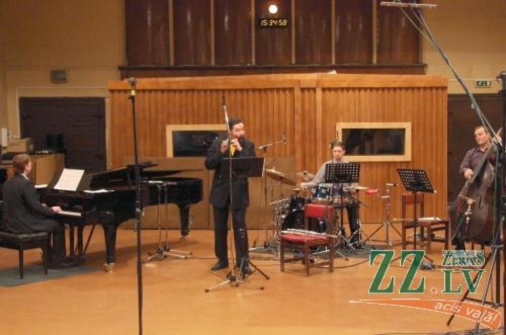 Līgas Celmas studiju biedri no «Brokastis četratā», kuru izpildījumā viņas «Arbūza sēkliņas» izskanēja radioviļņos.
Autors: Edgars Zilberts.