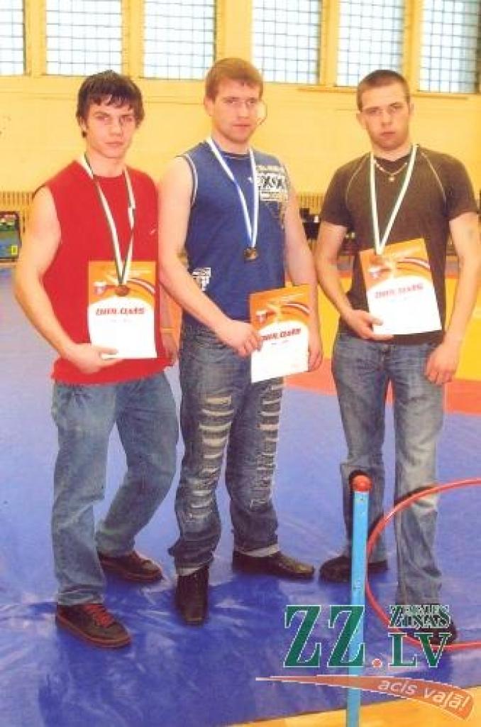 Viesturs Okmanis (no kreisās), Vladimirs Koteļeņecs un Valērijs Koteļeņecs. 
Autors: Boļeslavs Matusevičs.