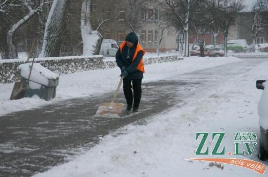Lielākā daļa pilsētas ietvju no sniega notīrītas, bet citviet tās vēl klāj bieza sniega kārta.
Autors: Inga Karlinska.