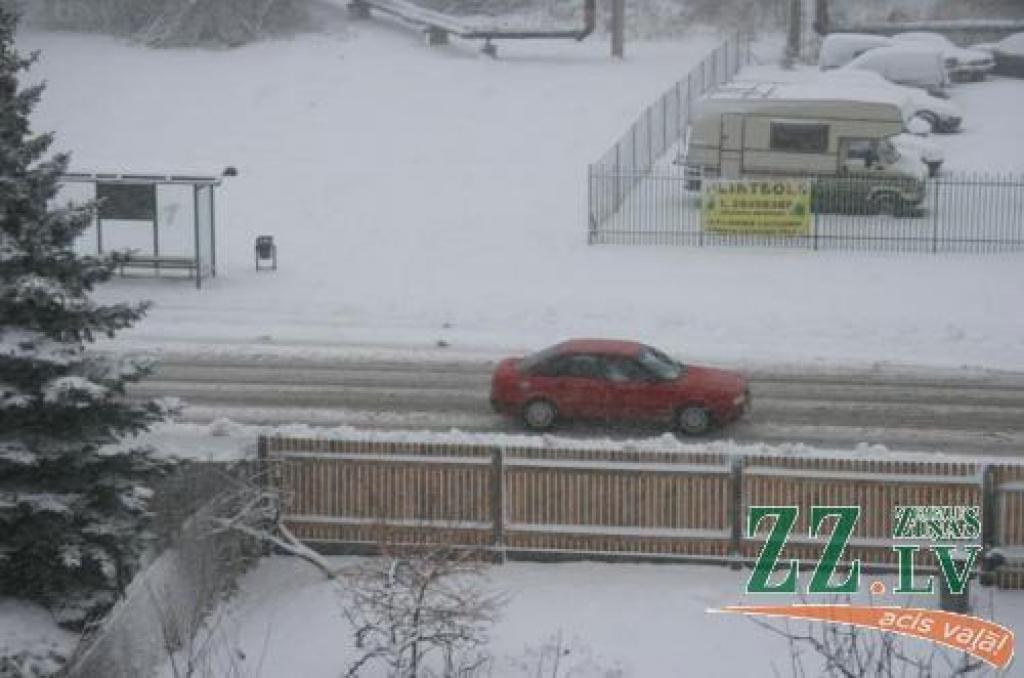 Sniegs turpina nākt, tādēļ autovadītājiem jābrauc uzmanīgi.
Autors: Inga Karlinska.