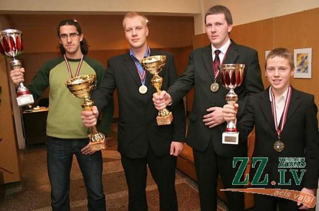 «Agarska TK» komandas uzvarā savu ieguldījumu devuši Aivis Beļakovs (no kreisās), Kaspars Vērnieks, Andris Grīnfelds (pa labi) un viņa lielais brālis Artūrs, kurš pēc kājas traumas darbojies tehniskā speciālista lomā.
Autors: Agris Samcovs.