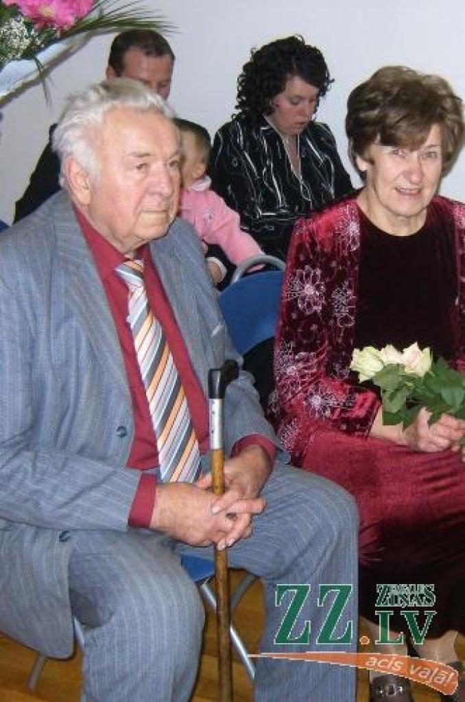 Anita un Jānis Bitēni savā 50 gadu kāzu jubilejā. «Lai nodzīvotu līdz zelta kāzām, sievai ir jābūt mīlētai un jābūt arī pakļāvīgai - tādai, kas uztur ģimenē mājīgumu,» bilst Anita.
Autors: Gaitis Grūtups.