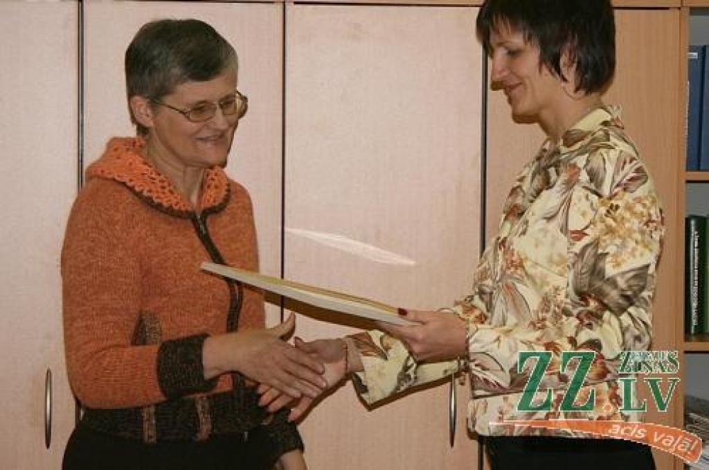 Valsts zemes dienesta ģenerāldirektore Agnese Kveska pasniedz Pateicības rakstu par ilggadēju un godprātīgu darbu Zemgales reģionālās nodaļas Jelgavas biroja vecākajai būvju kadastrālās uzmērīšanas speciālistei Intai Kiseļovai. 
Autors: Inga Karlinska.
