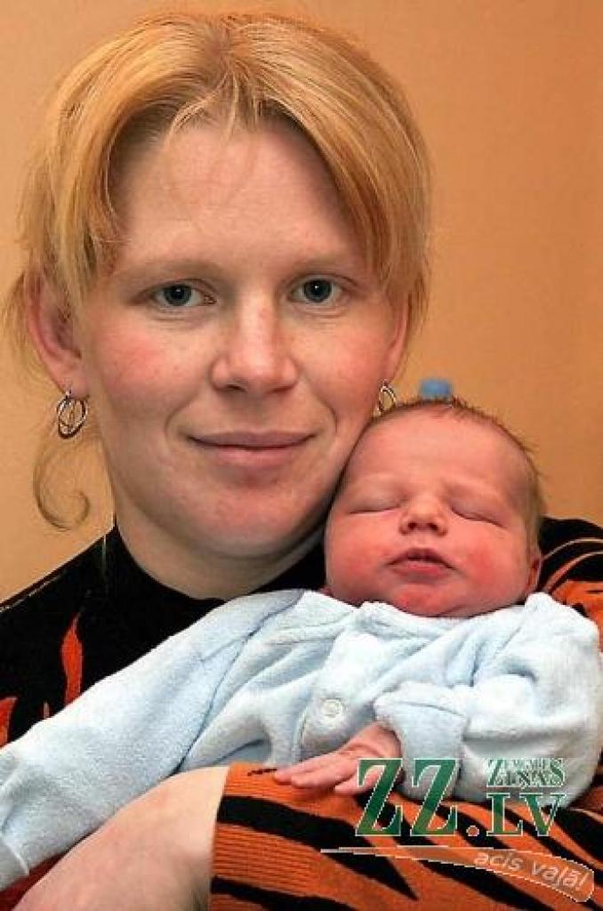 Līga Gultniece ar savu ceturto dēlu, kuram vārdu domās brāļi.
Autors: Agris Samcovs. 